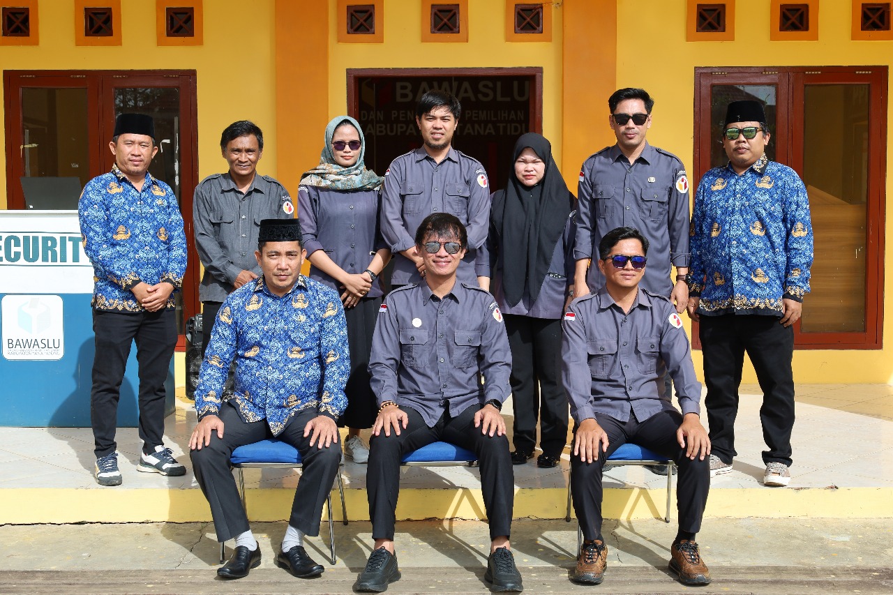 Ketua dan Anggota serta jajaran Sekretariat